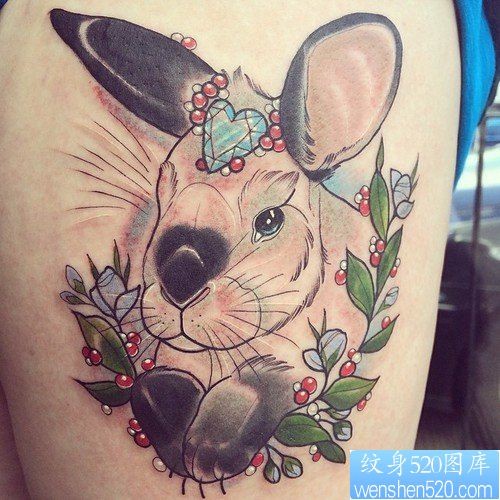 腿部彩色兔子纹身作品