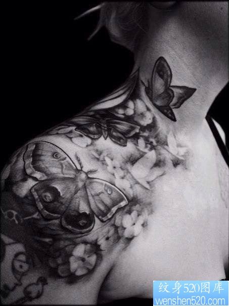 一幅很酷的肩背蝴蝶骷髅头纹身作品