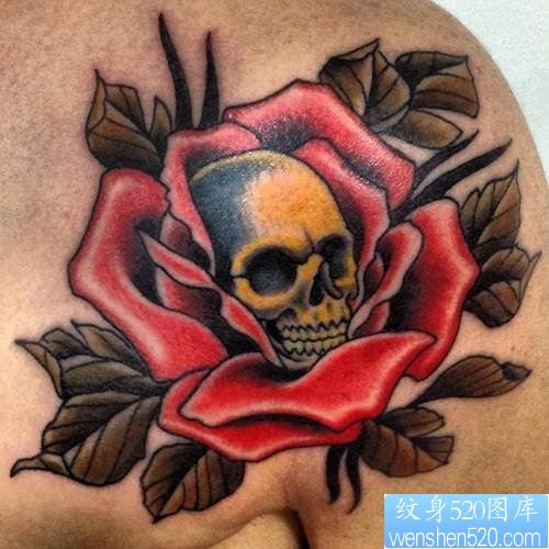 一幅肩背彩色玫瑰花骷髅头纹身作品