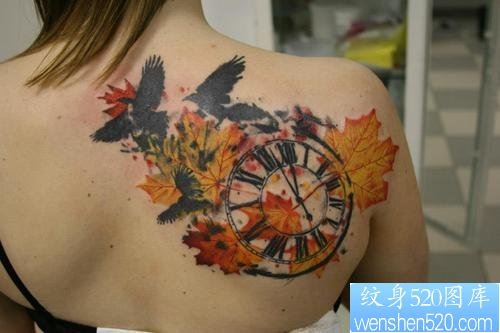 一幅女人肩背彩色纹身作品