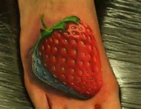 女孩脚面可爱的草莓纹身图案