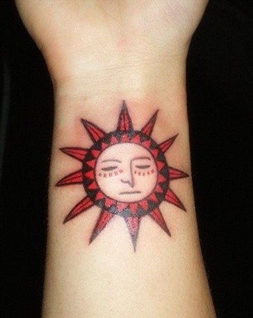 女性手腕太阳图腾纹身