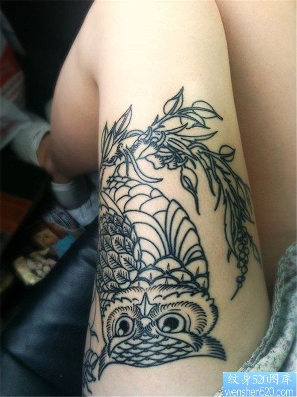 一幅女人腿部猫头鹰纹身作品