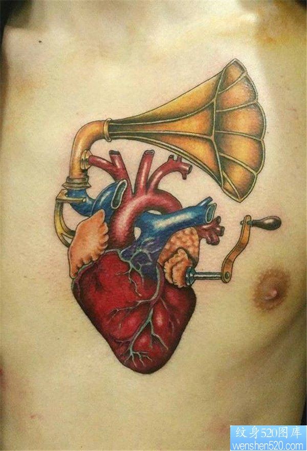 一幅前胸心脏纹身作品
