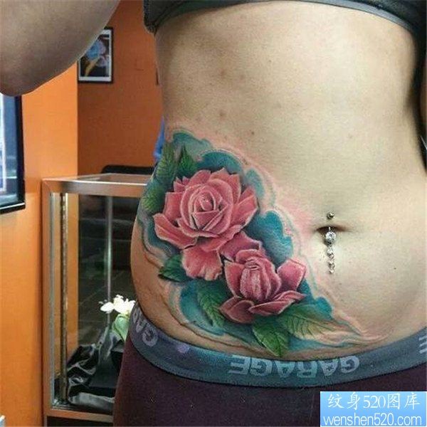 一幅女人腹部彩色玫瑰花纹身作品