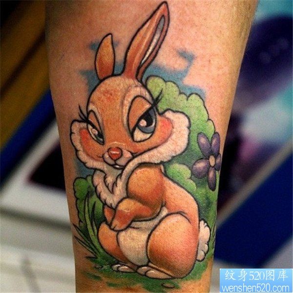 一幅腿部彩色兔子纹身作品