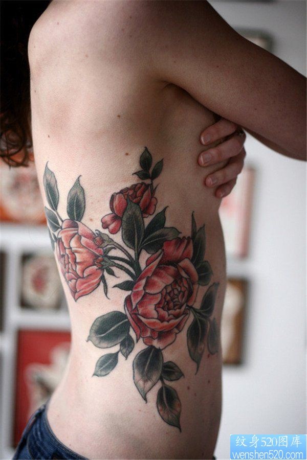 女人侧腰彩色个性玫瑰花纹身作品