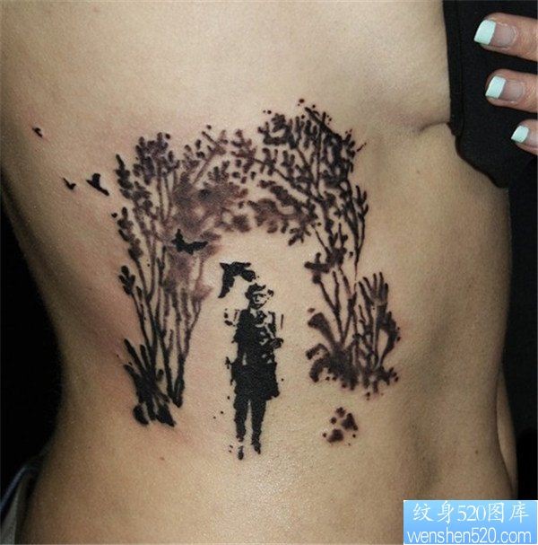 一幅女人侧腰个性纹身作品