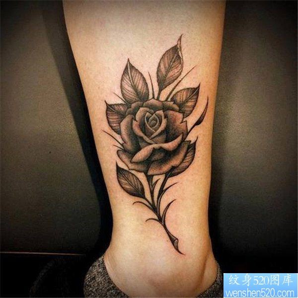 女人脚踝黑白玫瑰花纹身作品