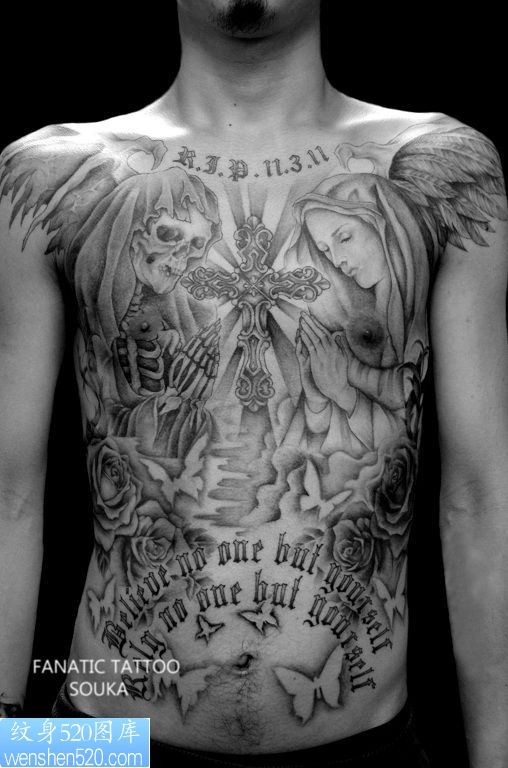 男子胸前天使魔鬼十字架纹身图案