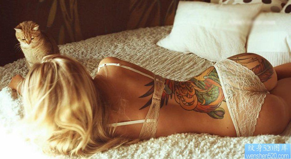 性感女孩的腰部纹身图案