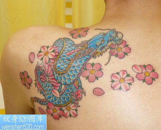后肩位置穿梭在花中的龙纹身图案