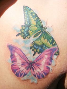 彩色蝴蝶纹身是对于爱情的最好向往标志图案