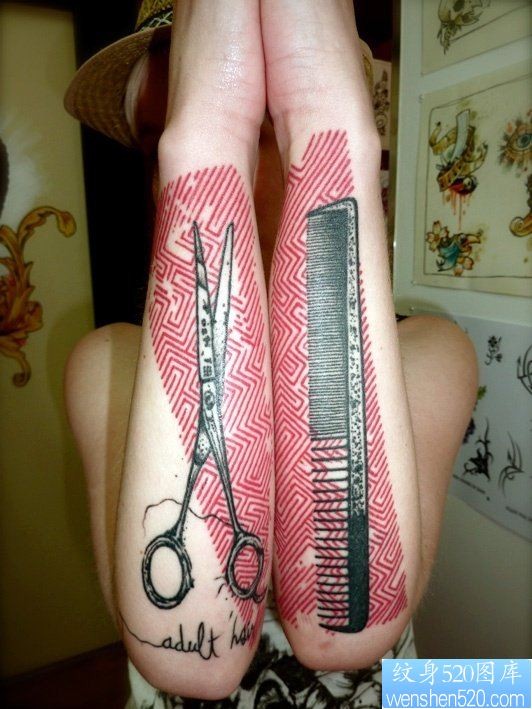 手部之特别风格职业剪刀梳子纹身图案
