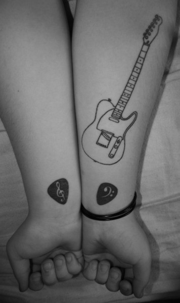 手臂吉他音符黑白刺青