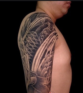 男士手臂一条黑白鲤鱼纹身图案