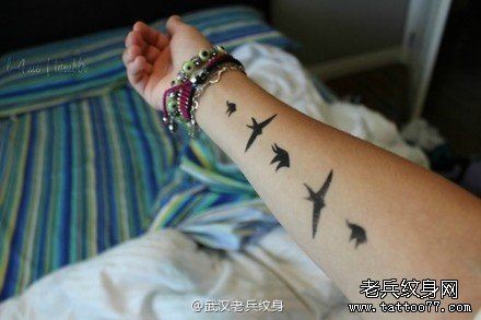 手臂小清新燕子纹身图案