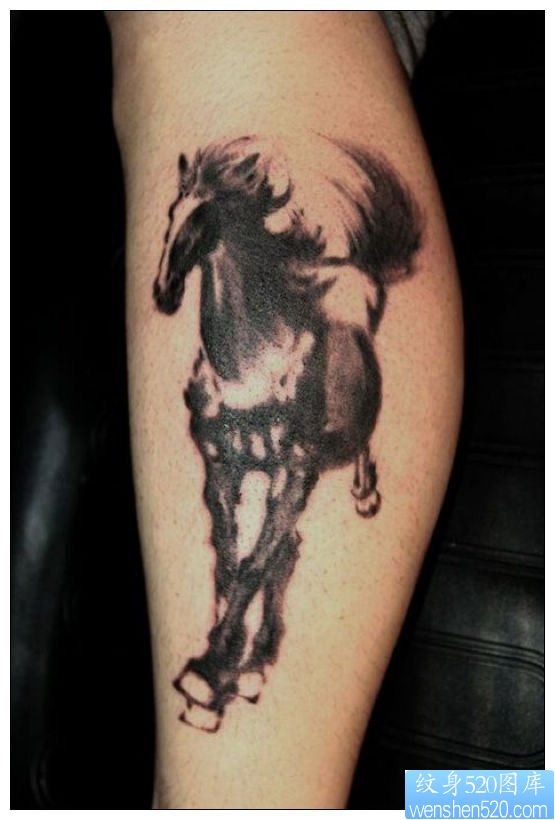 一幅腿部水墨马纹身图案