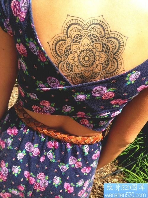 女人背部花纹身图案