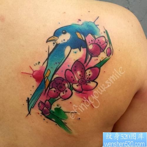 一幅肩背彩色花鸟纹身图案