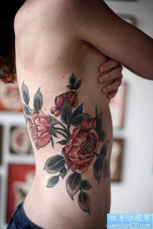 一幅侧腰玫瑰花纹身图案
