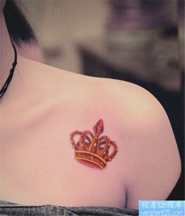 女人肩部彩色皇冠纹身图案