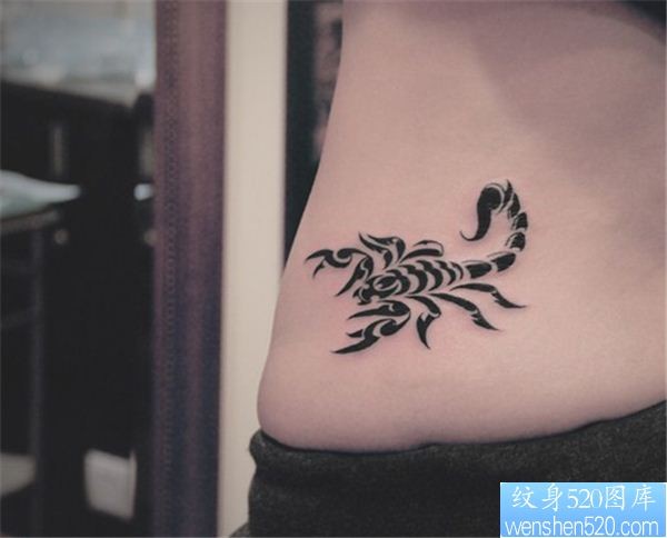 女人腰部蝎子纹身图案