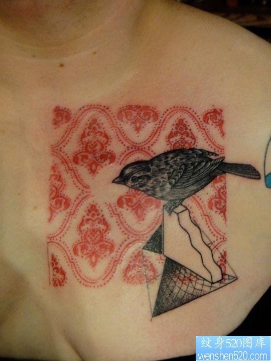 女人胸部之特别风格性感鸟纹身图案