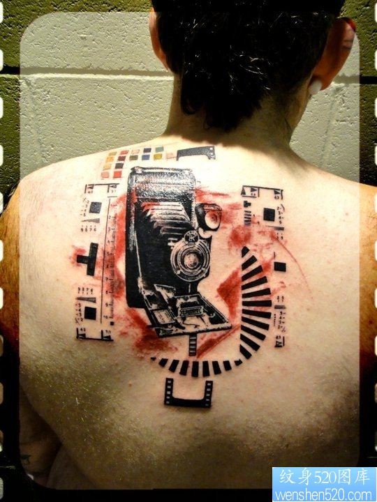 背部之特别风格照像机纹身图案