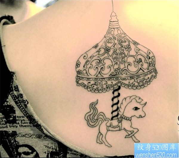一幅女人背部旋转木马纹身图案