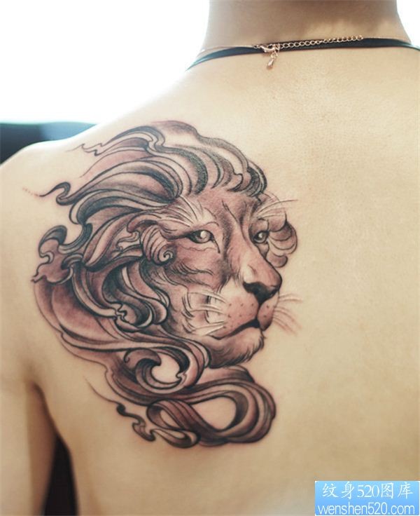 一幅背部狮子纹身图案