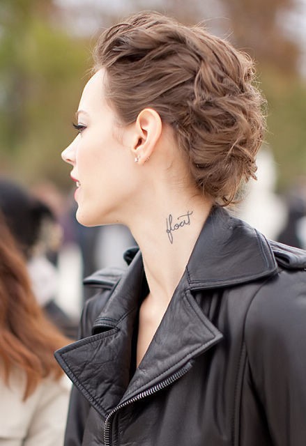 女人颈部字符刺青