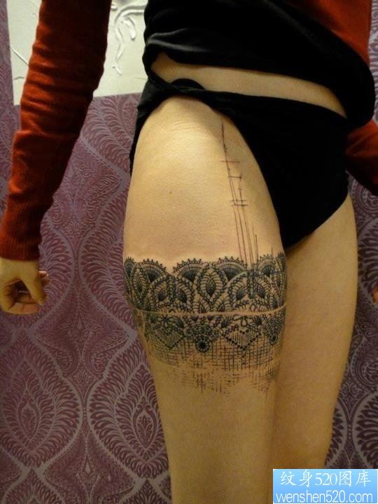 女人腿部之特别风格性感的花蕾丝纹身图案