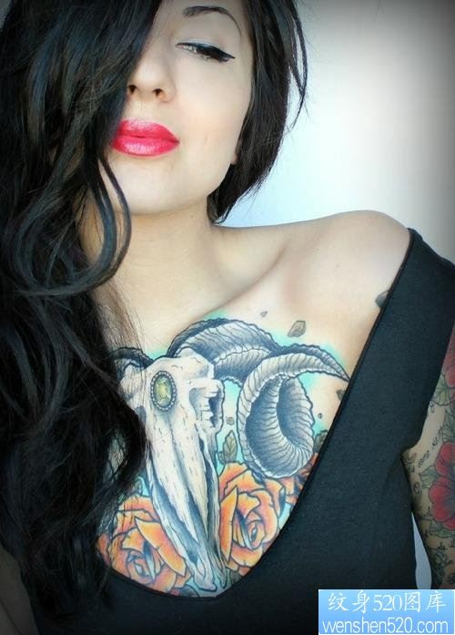 女人胸部彩色纹身图案