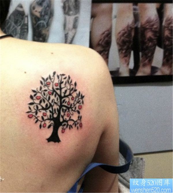 一幅肩背树纹身图案