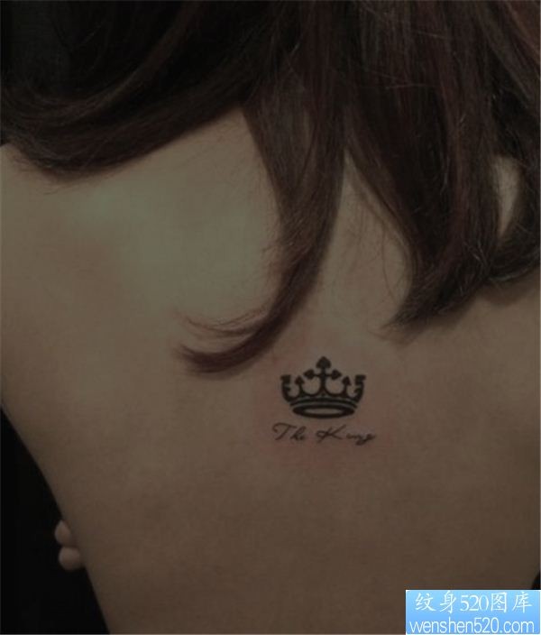 女人背部小清新皇冠纹身图案