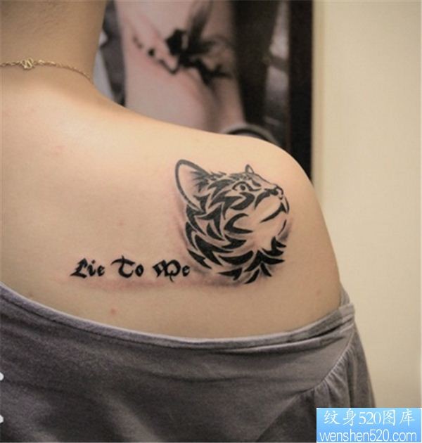 一幅女人肩背图腾老虎头纹身图案