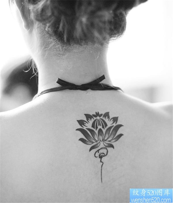 一幅女人背部莲花纹身图案
