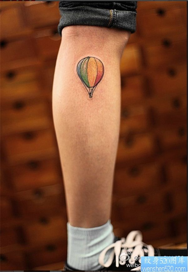 一幅腿部热气球纹身图案
