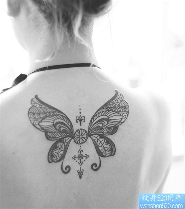 女人蝴蝶纹身图案
