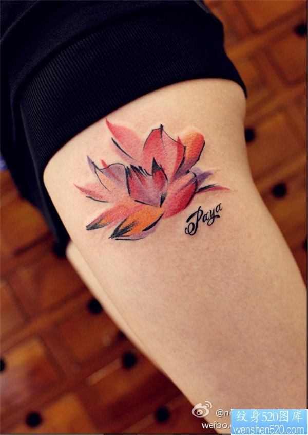 女人腿部彩色莲花纹身图案
