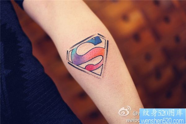 胳膊彩色超人标志纹身图案