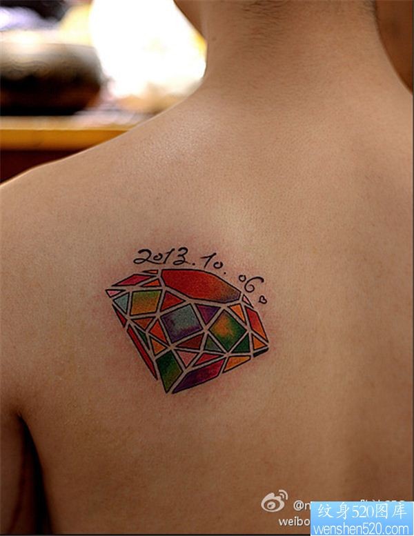 一幅肩背彩色钻石纹身图案