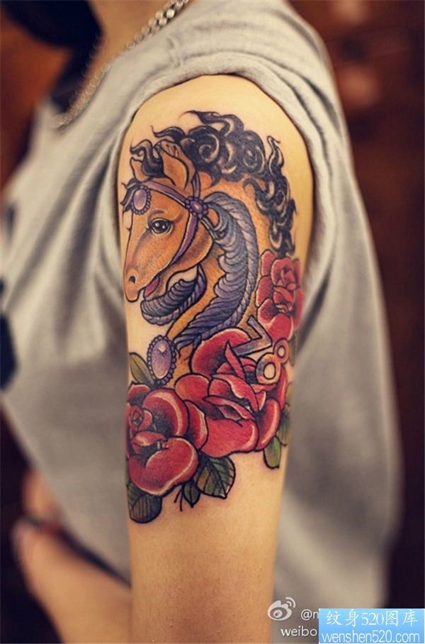 手臂彩色马玫瑰花纹身图案