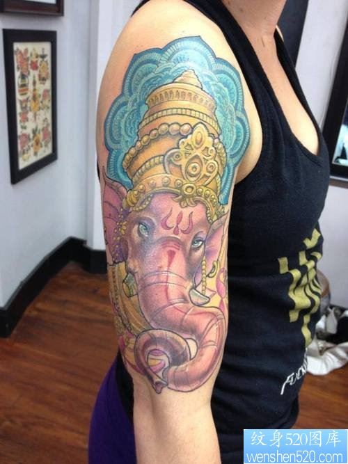 女人胳膊彩色象神纹身图案