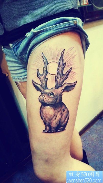一幅女人腿部羚羊兔子纹身图案