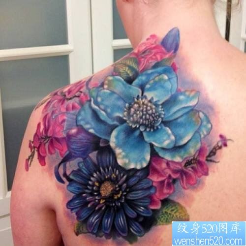 一幅肩背彩色花纹身图案