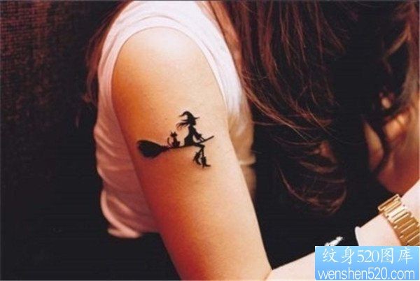 女人手臂小女巫纹身图案