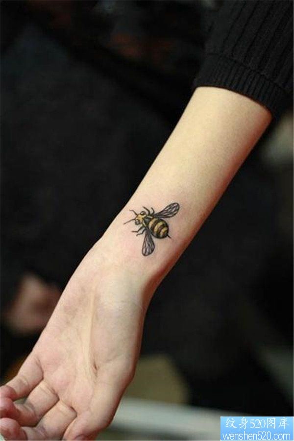 手腕小清新蜜蜂纹身图案