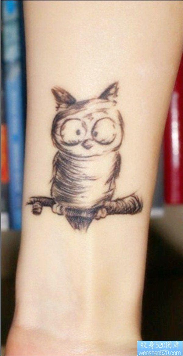 手腕猫头鹰纹身图案